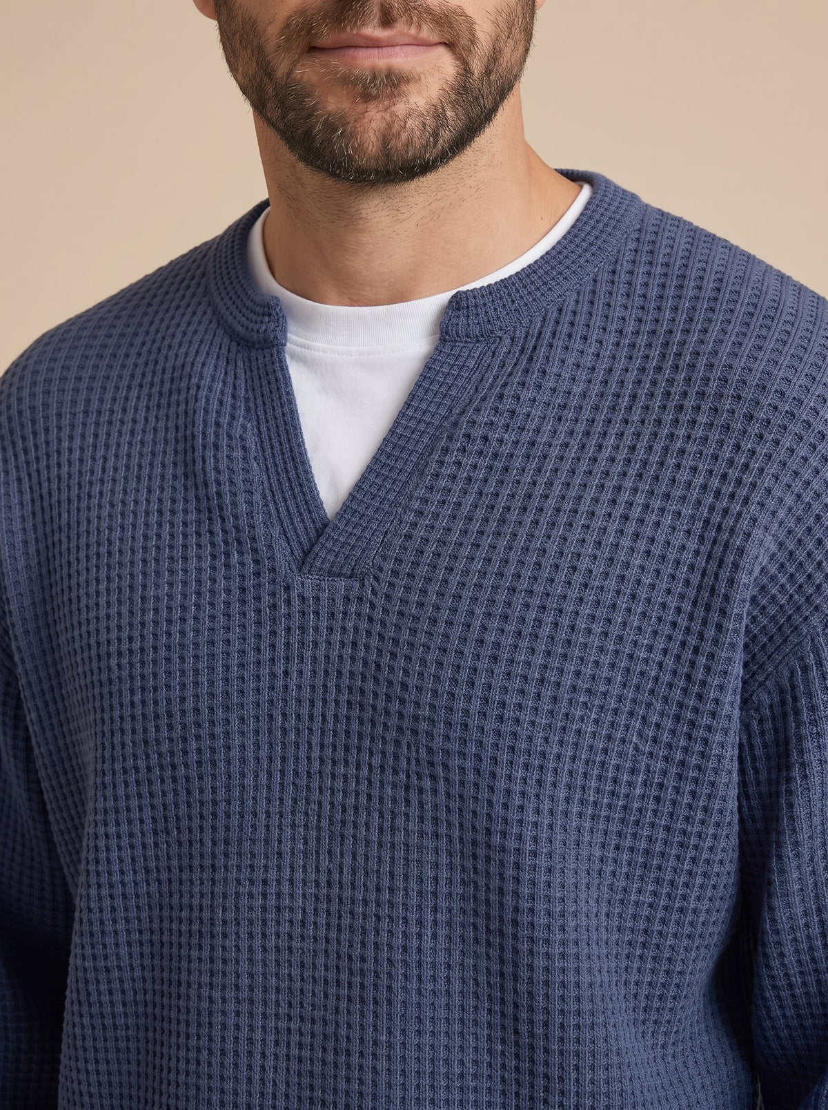 Milo jersey de punto con relieve azul marino, detalle del cuello de pico