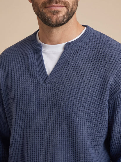 Milo jersey de punto con relieve azul marino, detalle del cuello de pico
