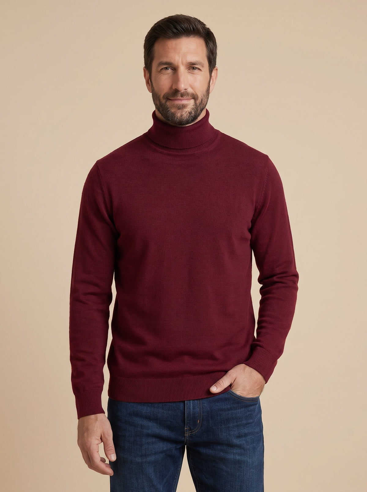 Hombre con jersey fino de cuello alto en granate, foto de estudio de frente