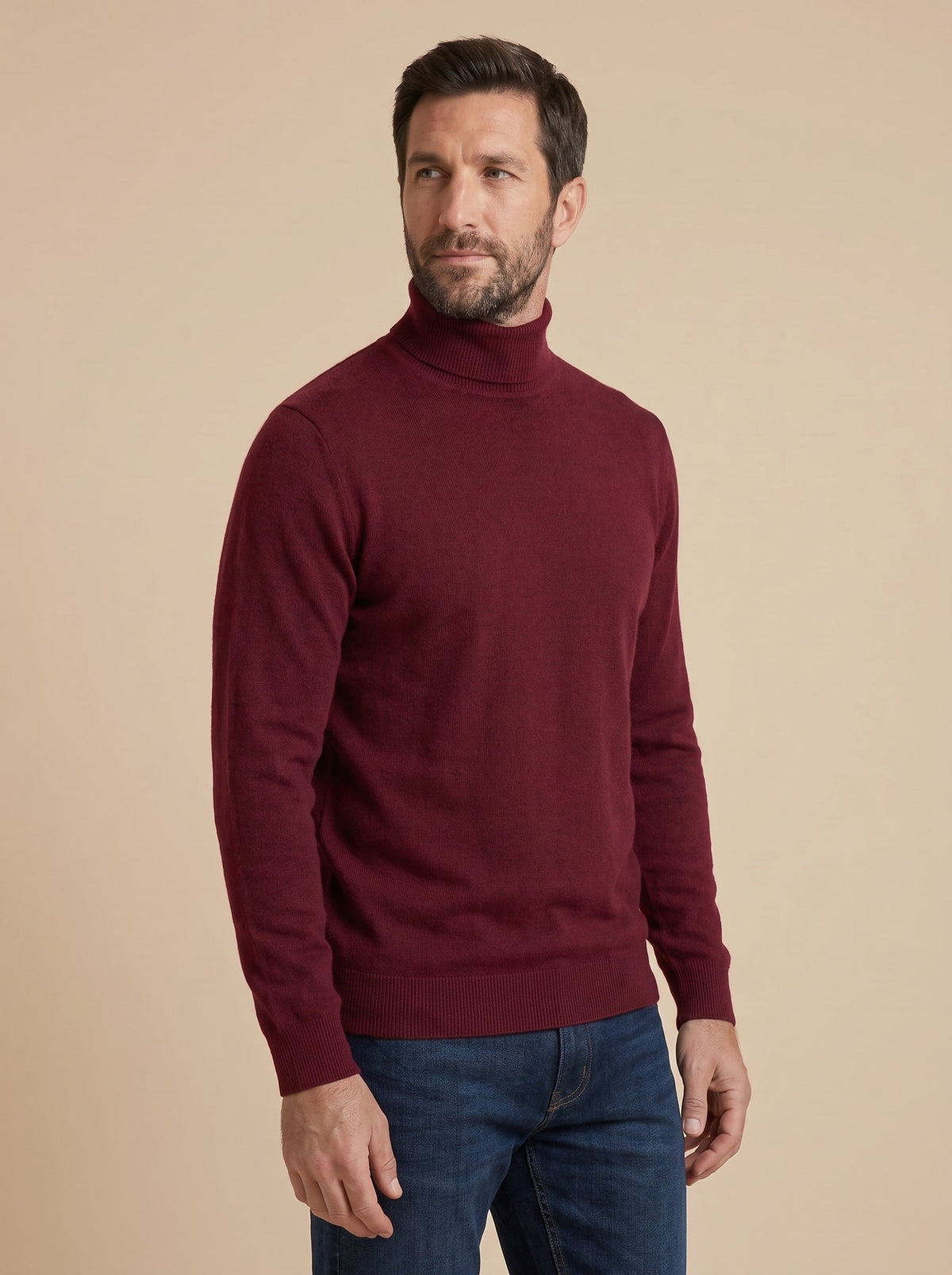 Hombre con jersey fino de cuello alto granate, vista de lado