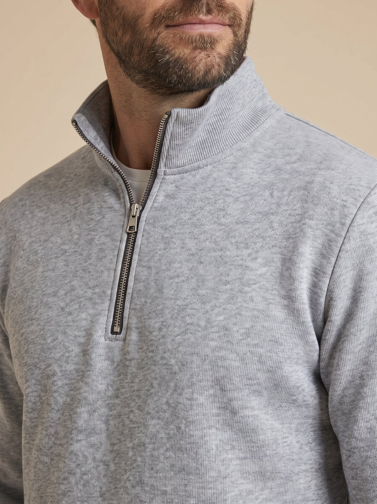 Rocco jersey de cuello alto con cremallera gris claro, detalle del cuello y la cremallera