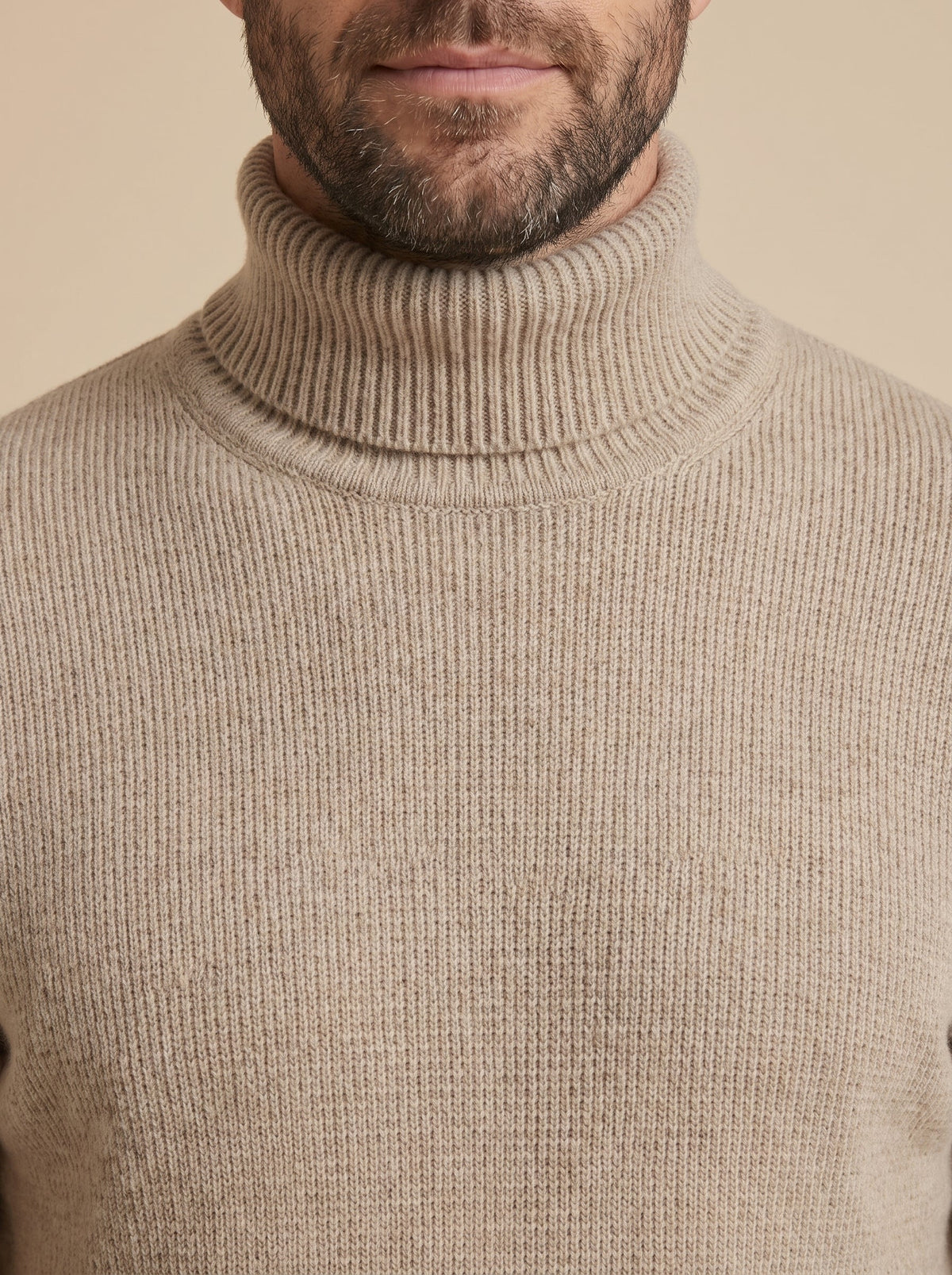 Sergio jersey canalé de cuello alto beige, detalle del cuello y el punto