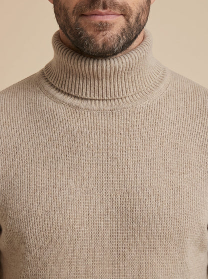 Sergio jersey canalé de cuello alto beige, detalle del cuello y el punto
