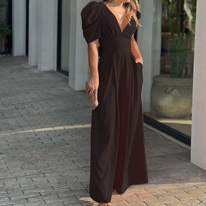 Mono elegante de mujer con escote en V y pantalón palazzo
