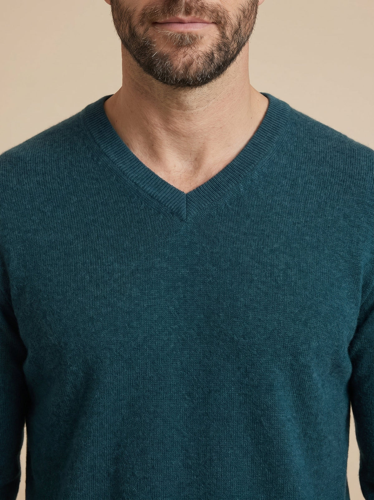 Stefano jersey de cuello de pico verde petróleo, detalle del cuello