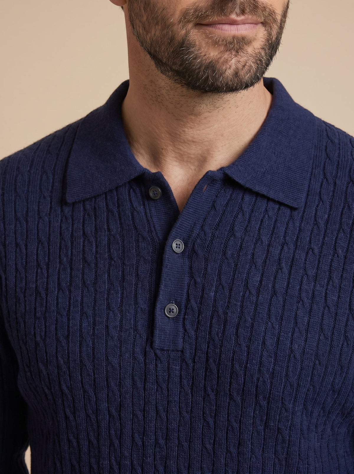 Tommaso polo de punto trenzado azul marino, detalle del cuello y los botones